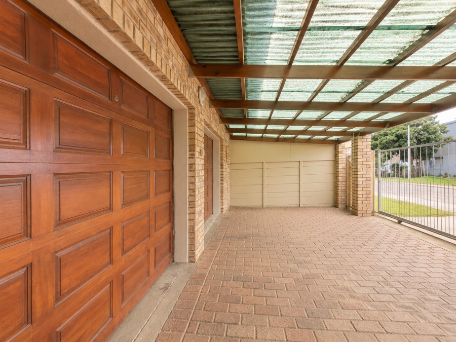To Let 3 Bedroom Property for Rent in Aston Bay Eastern Cape